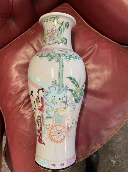 Vase balustre en porcelaine de Chine à décor...