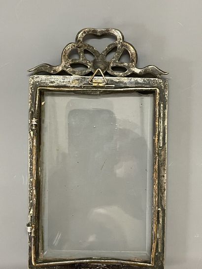 Beau petit cadre en bronze serti de strass,...