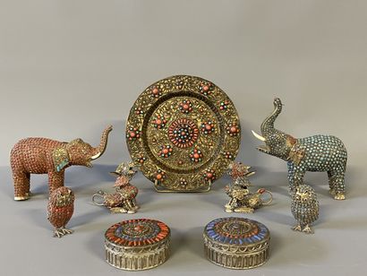 Coupe, deux boites, deux éléphants, deux...