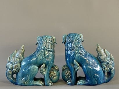 Paire de chiens de fo en porcelaine émail...