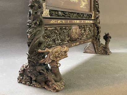 Ecran en bois à décor de scène de vie en...
