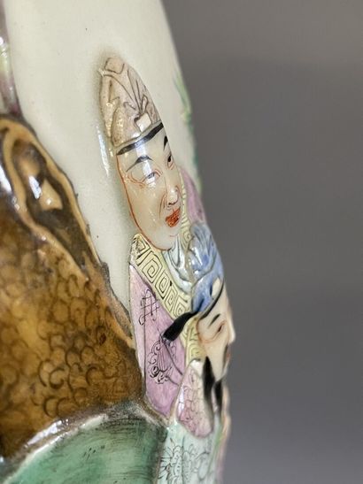 Vase balustre en porcelaine de Chine à décor...