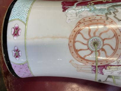 Vase balustre en porcelaine de Chine à décor...