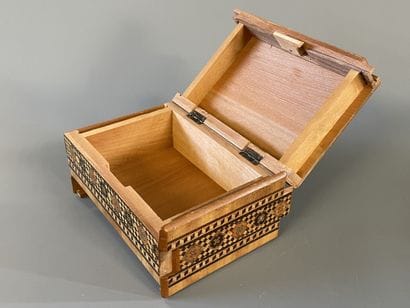 Deux boites en marqueterie de bois à ouverture...
