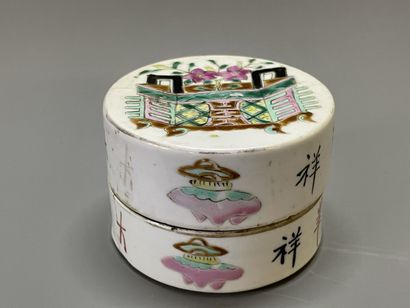 Collection de trois porcelaines chinoises...