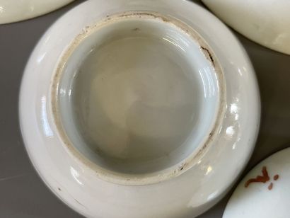 Ensemble de dix soucoupes en porcelaine de...