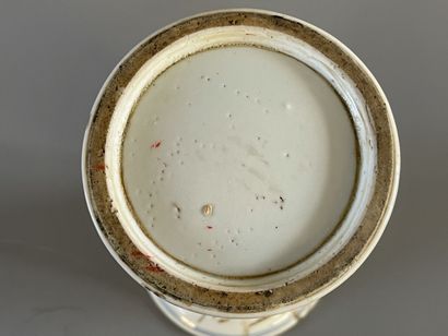 Petit vase à col evasé en porcelaine de Chine

H....