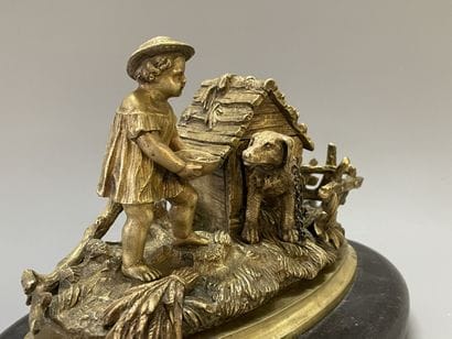 Encrier en bronze doré figurant une scène...