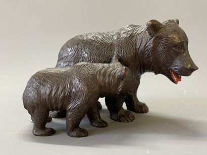 Deux sculptures en bois patiné d'ours.

Forêt...