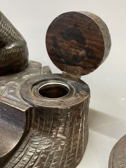Encrier et porte bouquet en bois sculpté.

Forêt...