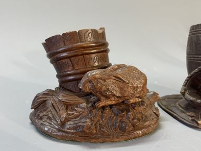 Deux vide poche en bois sculpté, un à décor...