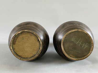 INDOCHINE fin XIX° Paire de vases en bronze...