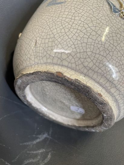 Vase en céramique émaillé craquelé à décor...