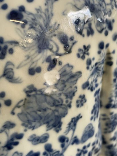Buveur en porcelaine blanche et bleue de...