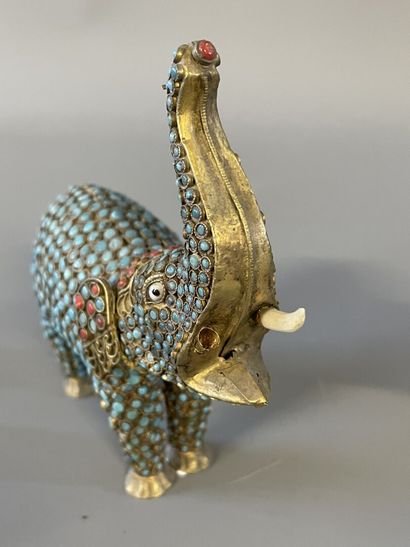 Coupe, deux boites, deux éléphants, deux...