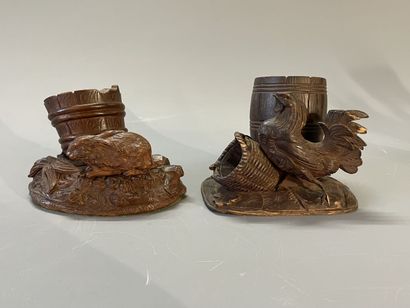 Deux vide poche en bois sculpté, un à décor...