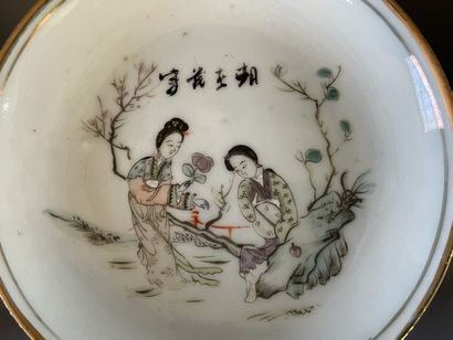 Ensemble de dix soucoupes en porcelaine de...