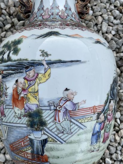 Vase balustre en porcelaine de Chine à décor...