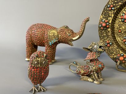 Coupe, deux boites, deux éléphants, deux...