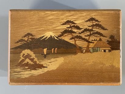 Deux boites en marqueterie de bois à ouverture...