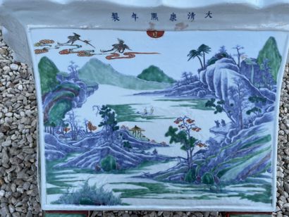 Jardinière en porcelaine de Chine à décor...