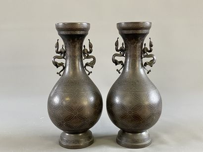 INDOCHINE fin XIX° Paire de vases en bronze...
