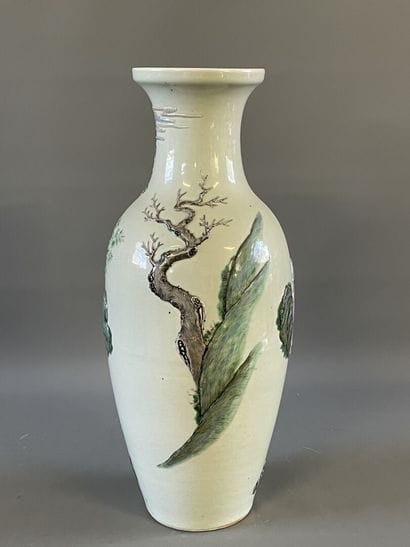 Vase balustre en porcelaine de Chine à décor...