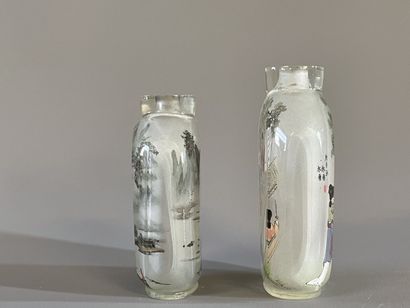 Deux tabatières en verre peint. 

H. :7 cm...