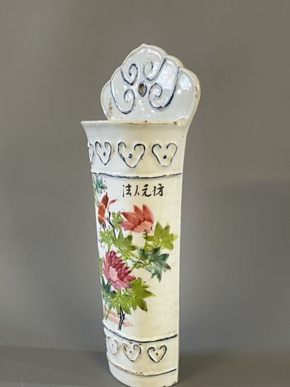 Egouttoir en porcelaine à décor polychrome...