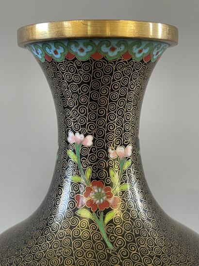 Paire de vases en émaux cloisonnés. 

H....