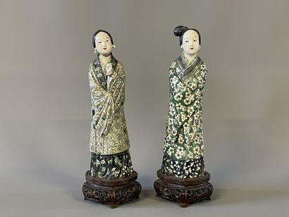 Deux statuettes de femmes en porcelaine,...