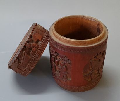 Boite à thé en bambou sculpté.

Chine XX°

H:...
