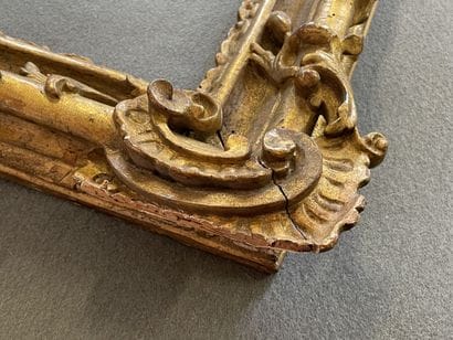 Cadre en bois et stuc doré.

Epoque Régence...
