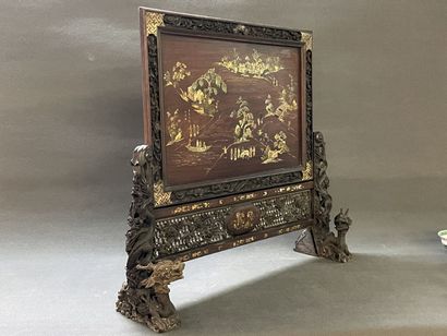 Ecran en bois à décor de scène de vie en...