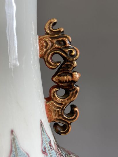 Vase balustre en porcelaine de Chine à décor...