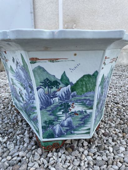 Jardinière en porcelaine de Chine à décor...