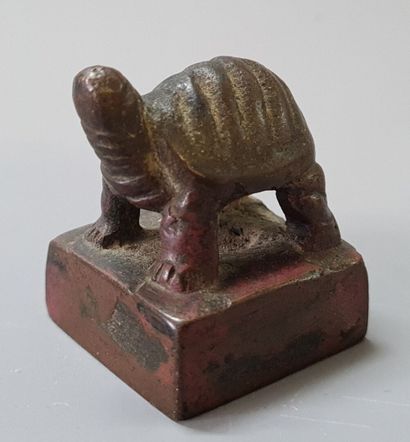 Cachet en bronze figurant une tortue.

4...