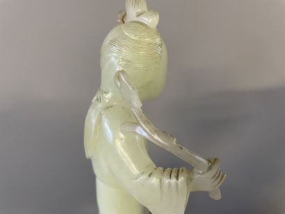 Femme à la fleur, sculpture en pierre dure...