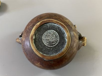Petit théière asiatique en bronze patinée....