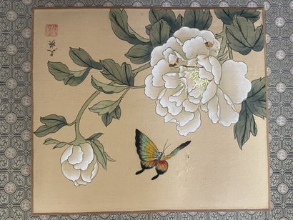 Douze peintures sur soie à décor de végétaux...