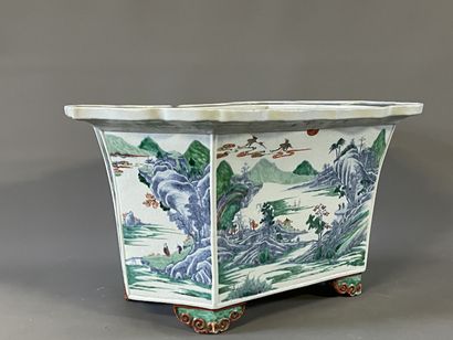 Jardinière en porcelaine de Chine à décor...