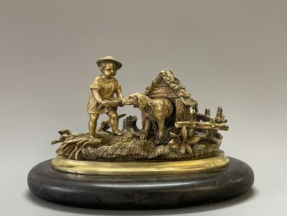 Encrier en bronze doré figurant une scène...