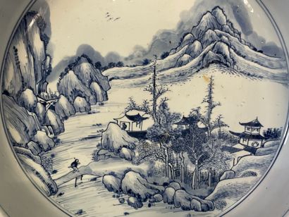 Bassin en porcelaine de Chine à décor de...