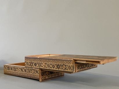 Trois boites en marqueterie de bois à ouverture...