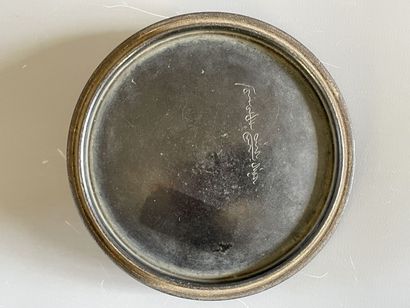 Théière en fonte décor en bas relief de maisons...