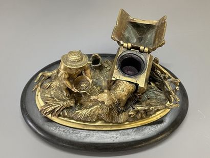 Encrier en bronze doré figurant une scène...
