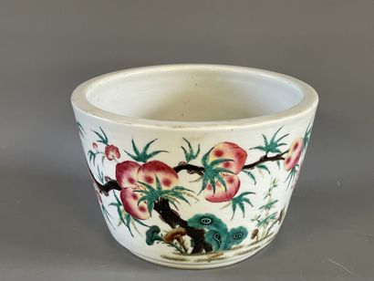 Cache pot en porcelaine émaillé à décor de...