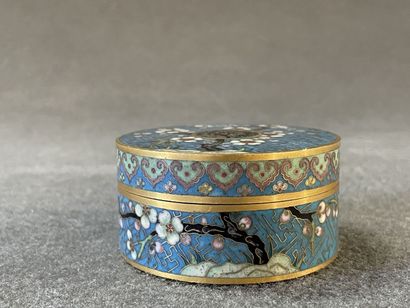 JAPON Boite cylindrique en émaux cloisonnés....