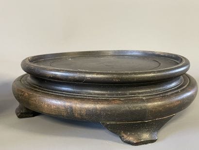 Deux socles en bois sculpté. 

H. :10 cm....