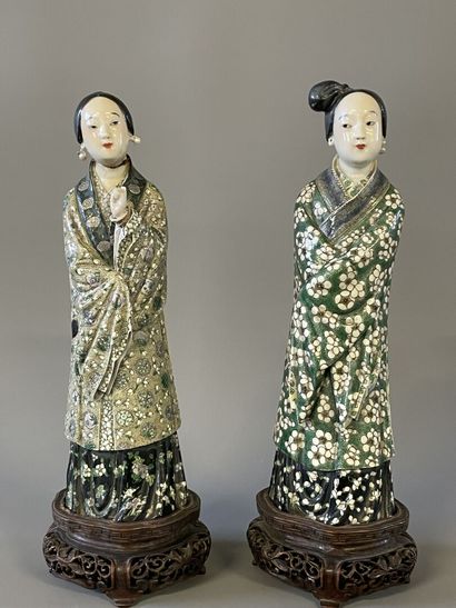Deux statuettes de femmes en porcelaine,...